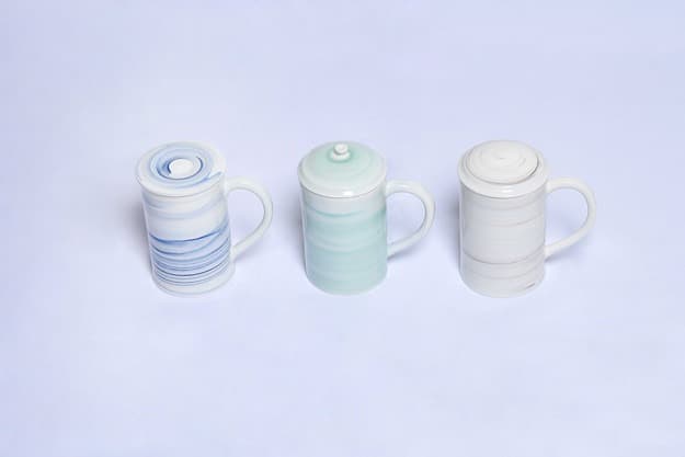 CAP MUG CUP · 자기토, 안료 · 45 x 15 x 13cm · 2021 (출처= 모리스갤러리) · CAP MUG CUP