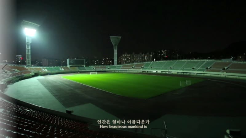 송상희, 그날 새벽 안양, 유토피아를 꿈꾸는 사람들 · 싱글채널비디오 · 설치 · 2014 (이미지 제공 = 평화박물관) · Song Sang Hee, Anyang, at the Dawn of The Day: The city Dreaming of a Utopia · Single-channel video