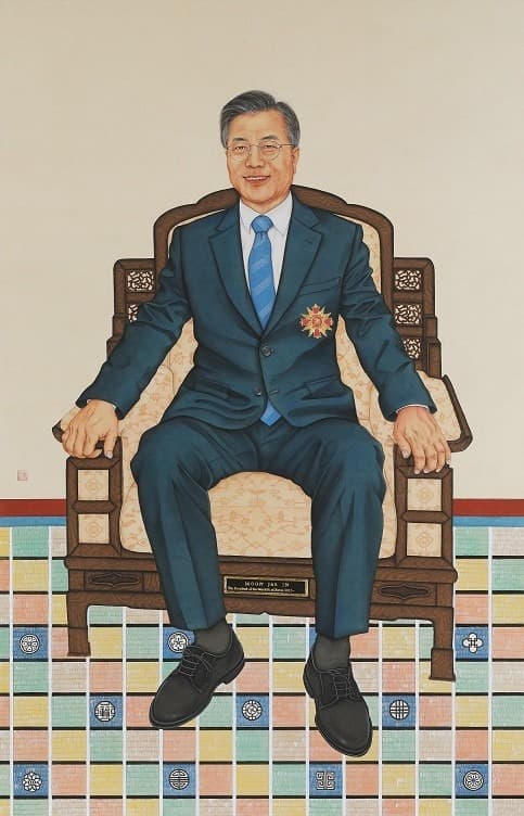 문재인 대통령 초상 · 비단에 진채 · 179x115cm · 2021 (출처= 갤러리도스)