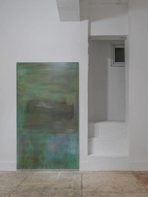 김하나, 옆에 · oil on canvas · 193.9x112.1cm · 2020 (이미지 제공 = 갤러리 밈) · Hana Kim · oil on canvas