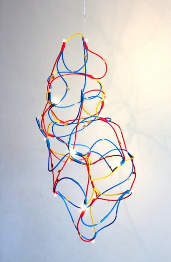 뒤틀림-길이의 차이에 의한 · 동선, LED · 30x30x55(H)cm · 2010 (이미지 출처 = vmspace) · Warping-from Difference of Length · cooper wire, LED