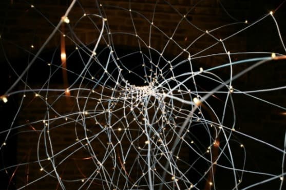 뒤틀림-그물망 (detail) · 동선, LED · 2x2x3m · 2010 (이미지 출처 = vmspace) · Warping-Web (detail) · cooper wire, LED