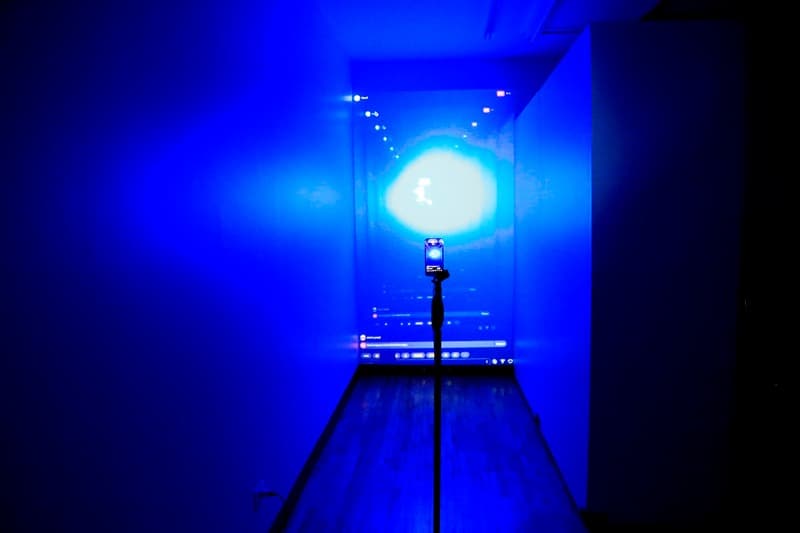 LIVE feedback · smartphone, projector, computer · dimensions variable · 2021 (출처= OCI미술관) · LIVE feedback · smartphone, projector, computer