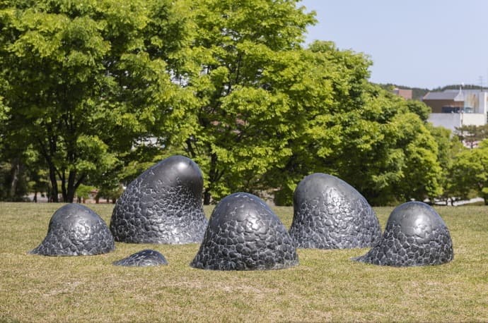 최만린, 〇 93-8 · 청동 · 100×450×400cm · 1993 (출처= 포항시립미술관) · CHOI Manlin, 〇 93-8