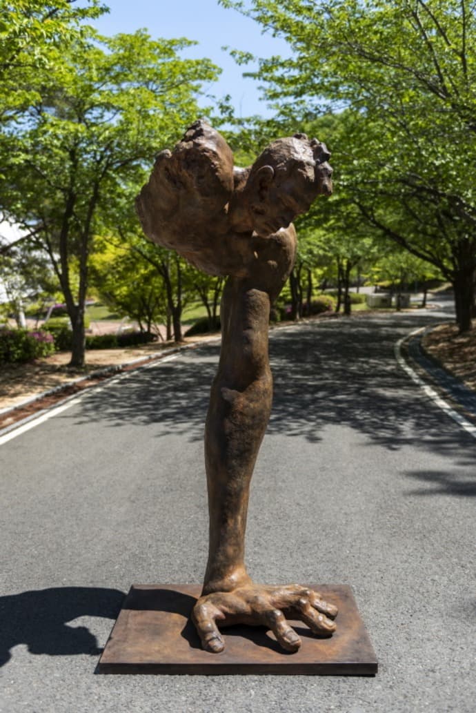 류인, 파란Ⅱ(破卵Ⅱ, Broken EggⅡ) · 청동 · 235×110×85㎝ · 1986 (출처= 포항시립미술관) · RYU In, Broken EggⅡ