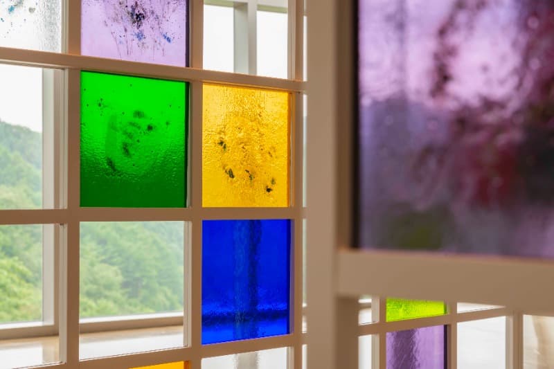 code green;사라지는 노래, 살아지는 노래 부분 · glass, plants, fusing, steel flame · 210x228x264cm · 2021 (이미지 제공 = 이상원 미술관) · glass, plants, fusing, steel flame