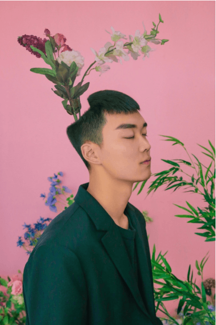 인간화분 · Canvas Matte · 68 * 45 cm · 2019 (출처= SPACE22) · human flowerpot · Canvas Matte