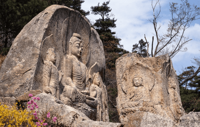 경주 남산 칠불암 마애불상군 · 1995 (출처= 국립경주박물관)