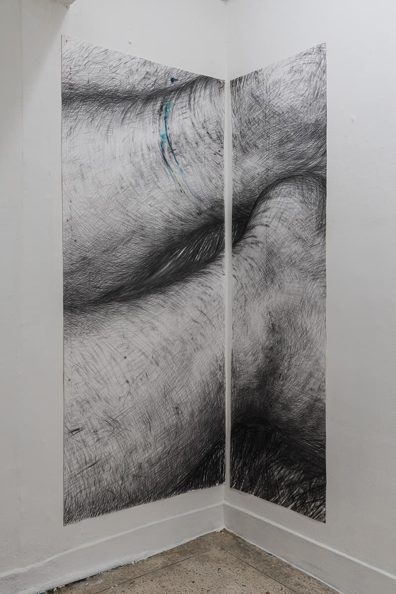 그림자에 걸린 · charcoal, watercolor on paper · 231×166cm · 2021 (이미지 제공 = 프로젝트 스페이스 사루비아) · charcoal, watercolor on paper