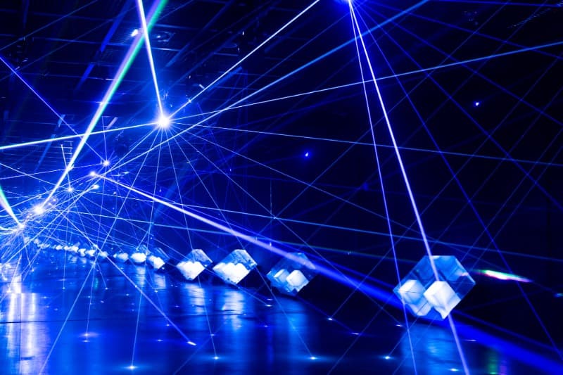 윤제호, 휴식동굴 #03 · 무빙해드레이저, 아크릴큐브, LED, 거울, 헤이저 머신, 스피커, 가변설치 · 2021 (출처=광주시립미술관)