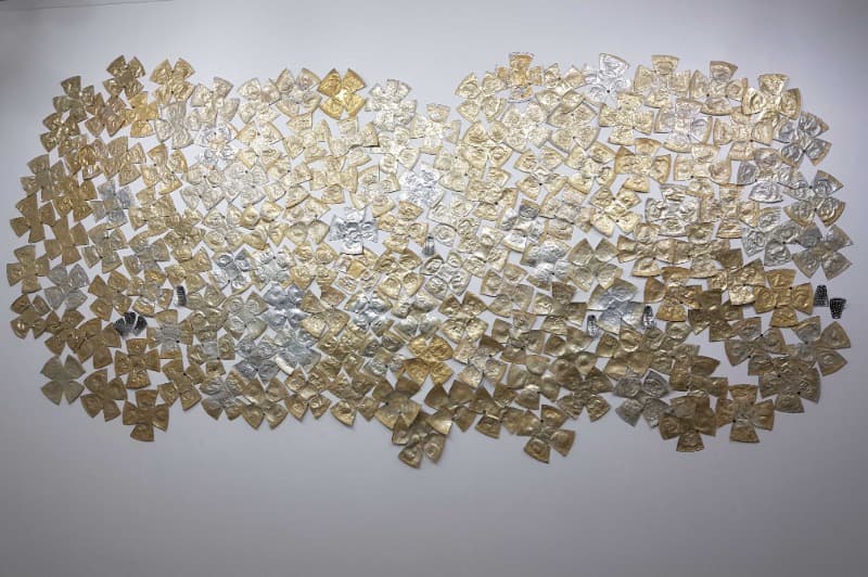 Untitled · 양은 막걸리잔, 찜기 조각, 압정, · 150x312cm · 2021 (이미지 제공 = 세컨드 에비뉴 갤러리)