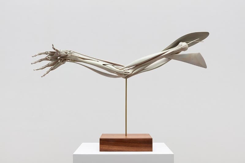 손 · 오일, 폴리우레탄페인트, 에폭시 레진, 우레탄 레진, PVC, 스테인레스 스틸, 황동 파이프, 호두나무, 왁스 · 53x80x22cm · 2021 ©Photo by: Oyeol Kwon, Osurc Gwon (출처= 학고재갤러리)