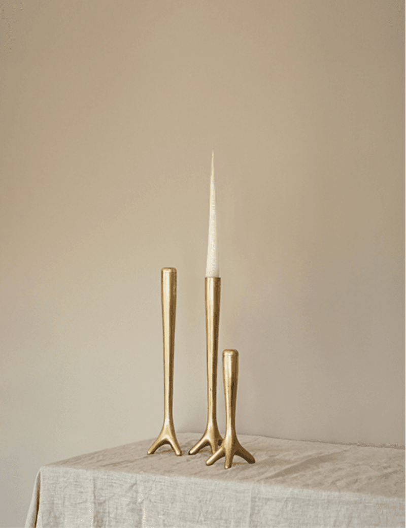 Caltrop 촛대 · 황동 · 10 x 7 x 20 cm, 10 x 7 x 33 cm · 2017(출처=갤러리로얄) · Caltrop Candlestick · brass