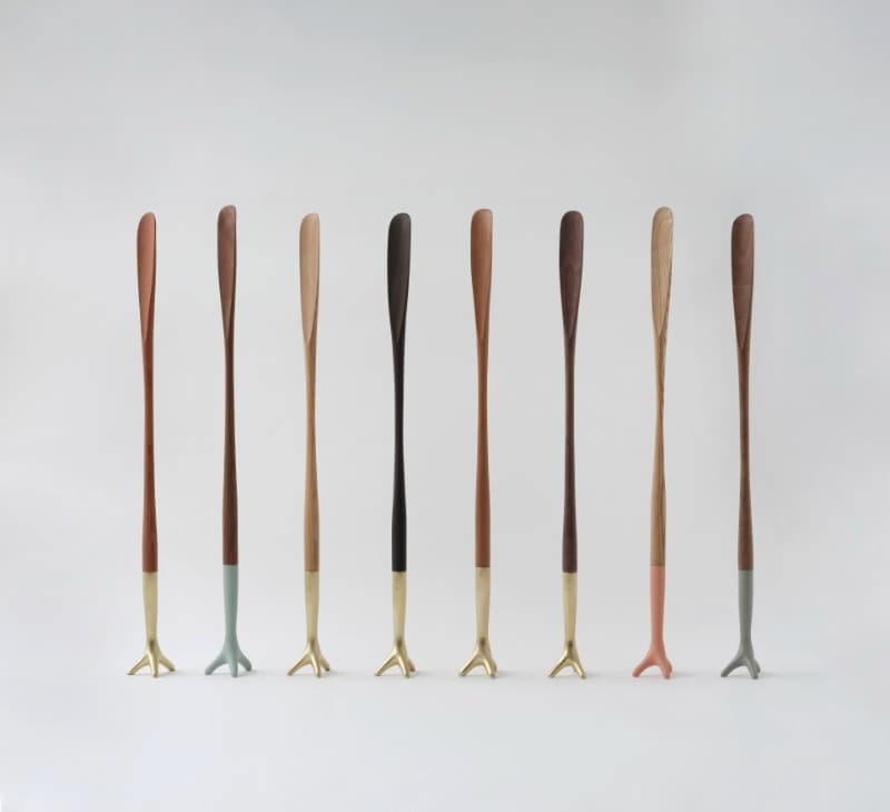 Caltrop 구둣주걱 ed.2 · 알루미늄 위에 색, 황동, 나무 · 10 x 7 x 77 cm · 2021(출처=갤러리로얄) · Caltrop shoeshorn ed.2 · color on aluminum, brass, wood