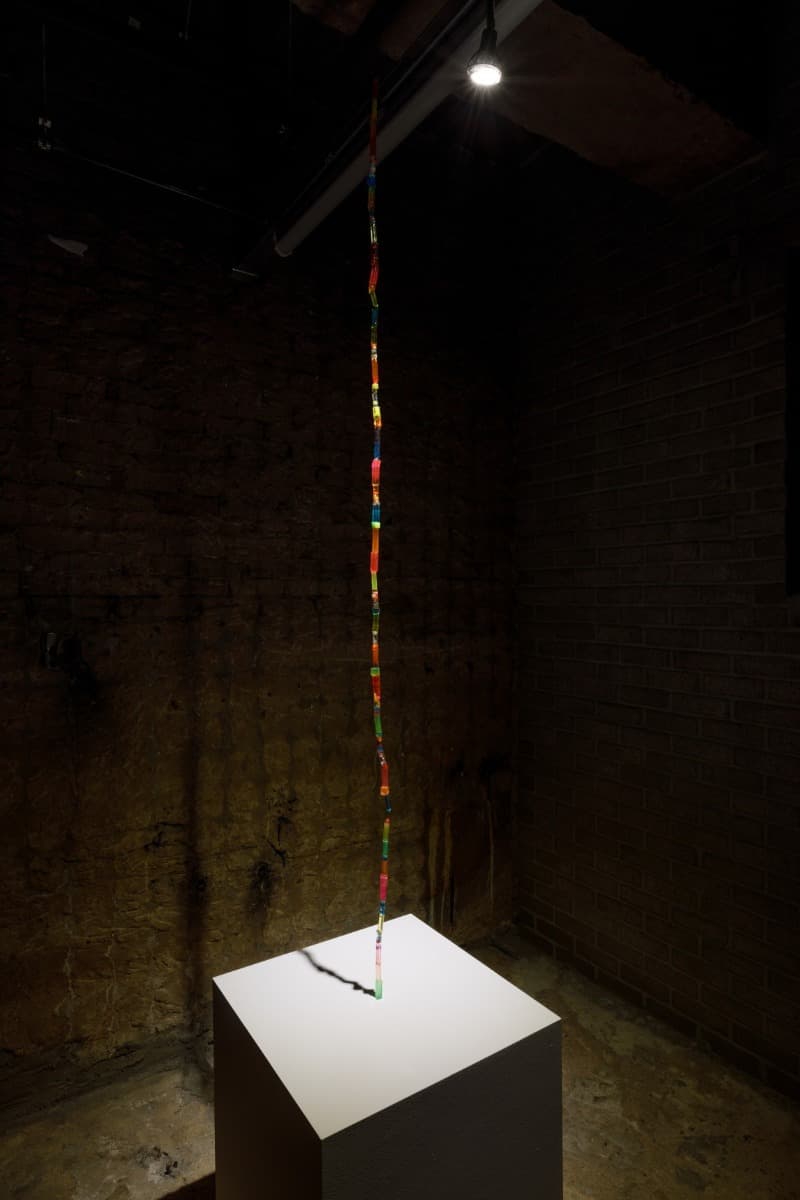 Gallsone #4 · 레진, 와이어, 비즈, 안료 · 가변크기 · 2020(출처=수창청춘맨션) · Gallsone #4 · Resin, wire, beads, pigments
