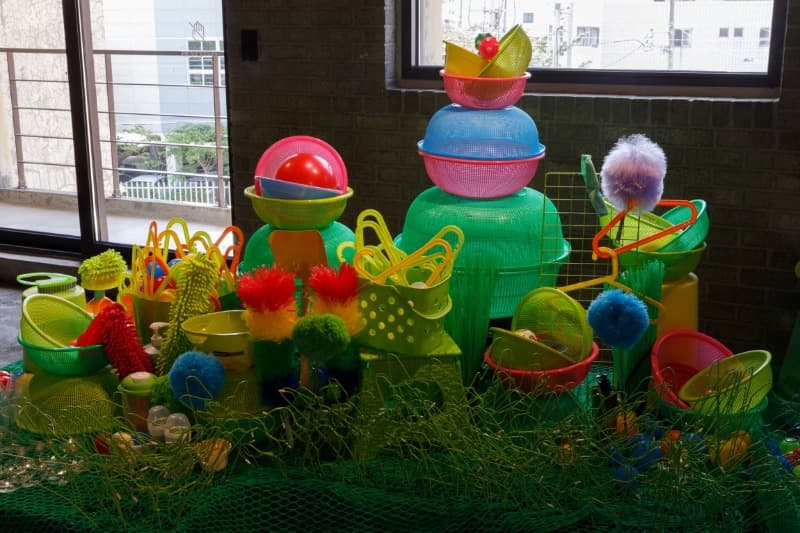 Plastic nature · 플라스틱 소쿠리, 옷걸이, 의자 · 가변설치 · 2019(출처=수창청춘맨션) · Plastic nature · Plastic basket, hanger, chair