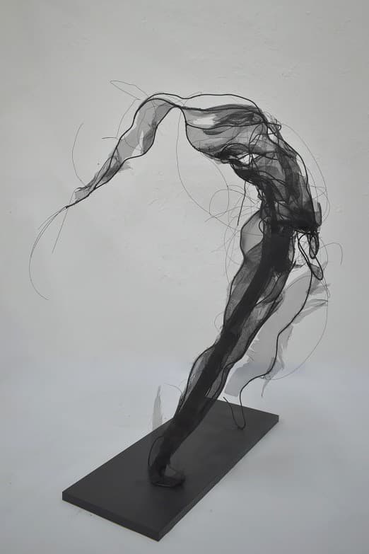 BON · 철사 망사천 철망 실 · 95x135x150(cm) · 2021 (출처= 갤러리도스) · BON