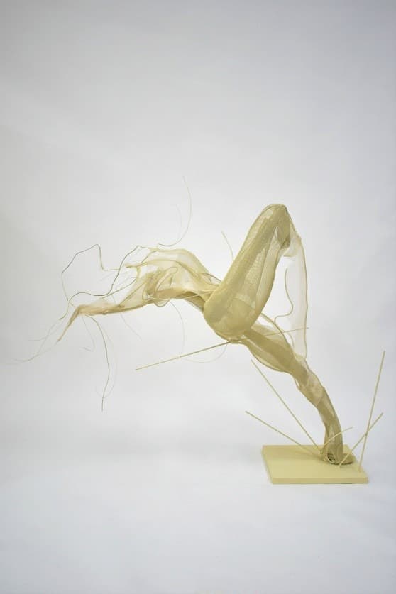 gone · 철사 망사천 철망 실 · 160x90x130(cm) · 2021 (출처= 갤러리도스) · gone