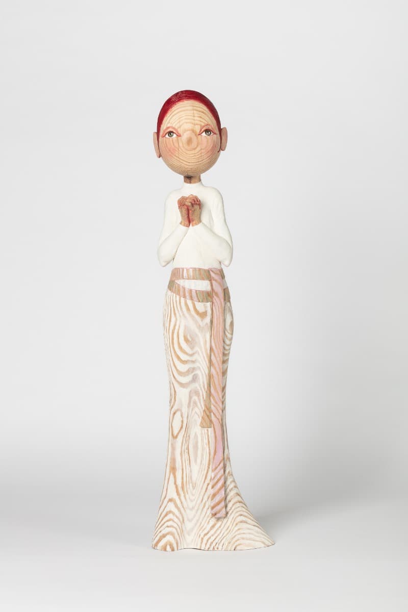 두 손 모아 · 소나무 · 83 x 14 x 15cm · 2021 (이미지 제공 = 아트사이드갤러리)