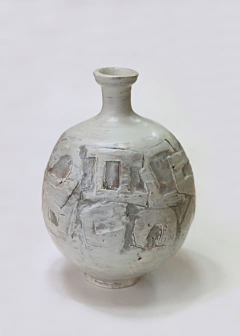 호리병의 변주 · 분청혼합토 · 15 x 20cm · 2021 (출처= 모리스갤러리)
