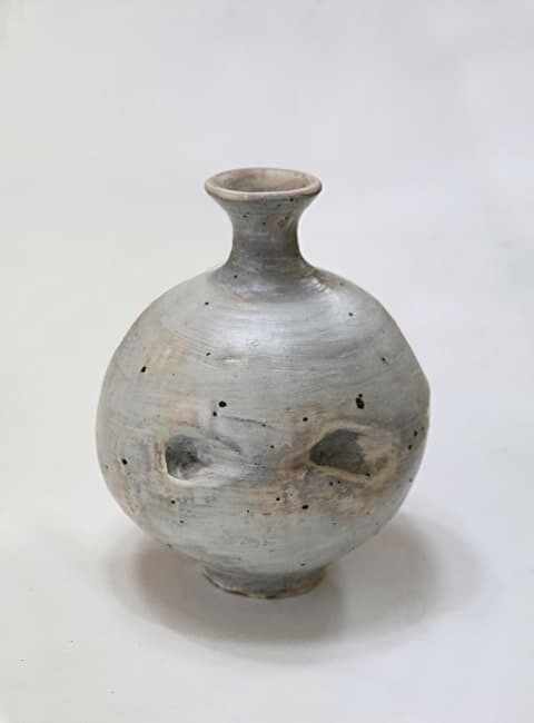 호리병의 변주 · 분청혼합토 · 15 x 20cm · 2021 (출처= 모리스갤러리)