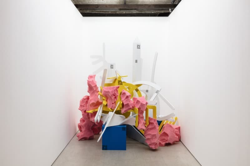 합신 용자합체(最強合体) Bulky_fusion 2 · eco board, colored sponge, metal and etc. · 190(h)x120(w)x140(d)㎝ · 2021 ⓒ 2021 Haneyl Choi (이미지 제공 =아라리오 뮤지엄 인 스페이스) · eco board, colored sponge, metal and etc.