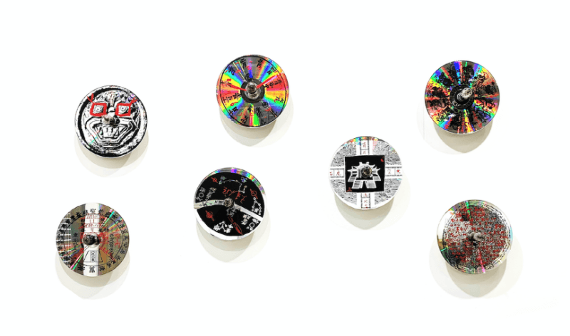 백남준, NJP at 1800 RPMs · Set of seven screen prints on laser discs, seven antique television tubes, and aluminum mounts · Φ30cm each · 1992 (출처= 신세계갤러리) · NJP at 1800 RPMs · Set of seven screen prints on laser discs, seven antique television tubes, and aluminum