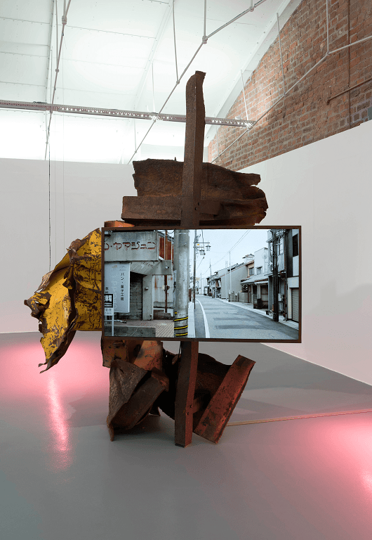 문경원 전준호, 이례적 산책-금박의 연금술, 2018 · (이미지 출처 = MMCA) · Moon Kyungwon and Jeon Joonho, Anomaly Strolls II - Alchemy of Golden Leaf, 2018.  Exhibition view at Tate Liverpool, 2018. Image provided by MMC