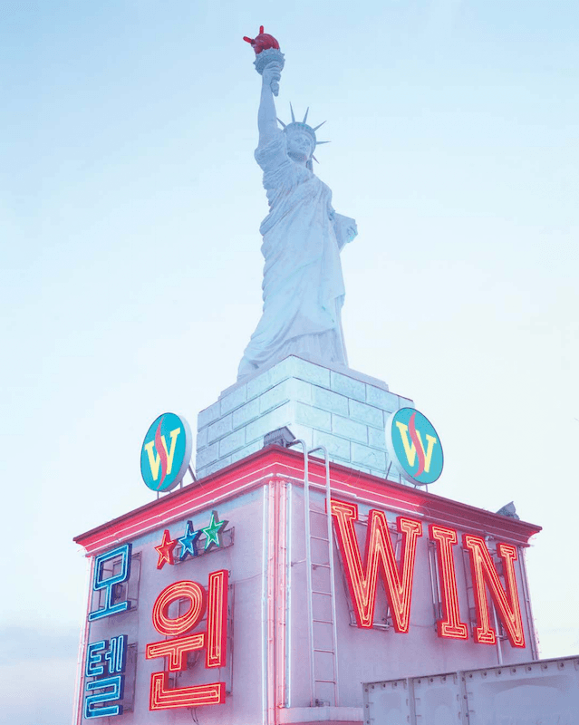 구성수, 자유의 여신상 (마술적 리얼리티) · c-프린트, edition 1 of 10 · 162x125cm · 2005 (이미지 제공 = 서울대학교미술관) · Koo Sung Soo, ‘Statue of Liberty’ from the series Magical Reality · c-print, edition 1 of 10