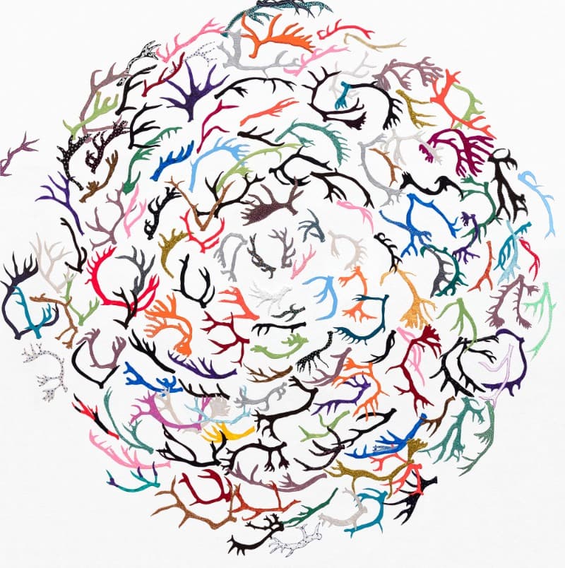 순록의태풍 REINDEER CYCLONE · 캔버스 위에 아크릴, 펄펜 · 130x130cm · 2021 (이미지 제공 = 스페이스 엄) · 순록의태풍 REINDEER CYCLONE · mixed media