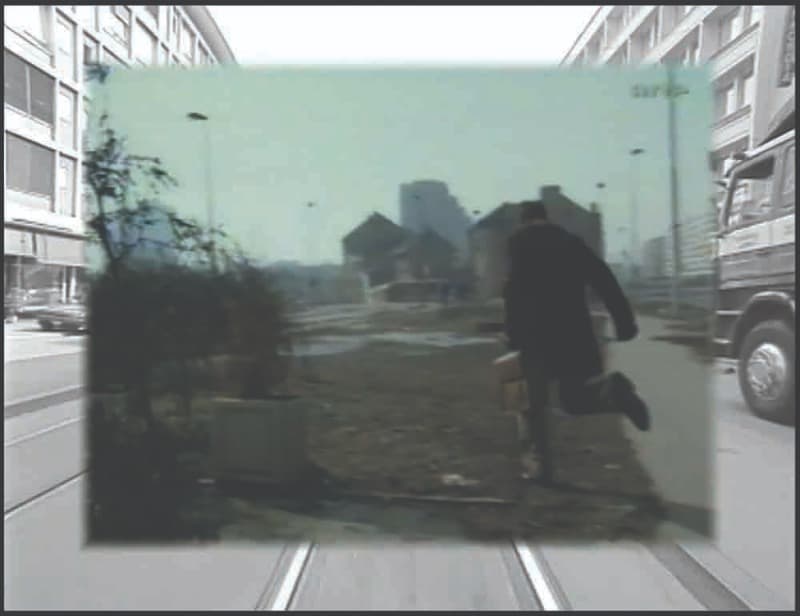 헤르조그 & 드 뫼롱(Herzog & de Meuron) / 르네 풀버(René Pulfer) Once upon a time there was a city (still image) · 베타캠 영상 디지털화, 컬러&흑백, 무성, 4:3 · 8분 30초 · 1996 © Jacques Herzog und Pierre de Meuron Kabinett, Basel/René Pulfer, Basel, 2021 (이미지 제공 = 송은) · Herzog & de Meuro