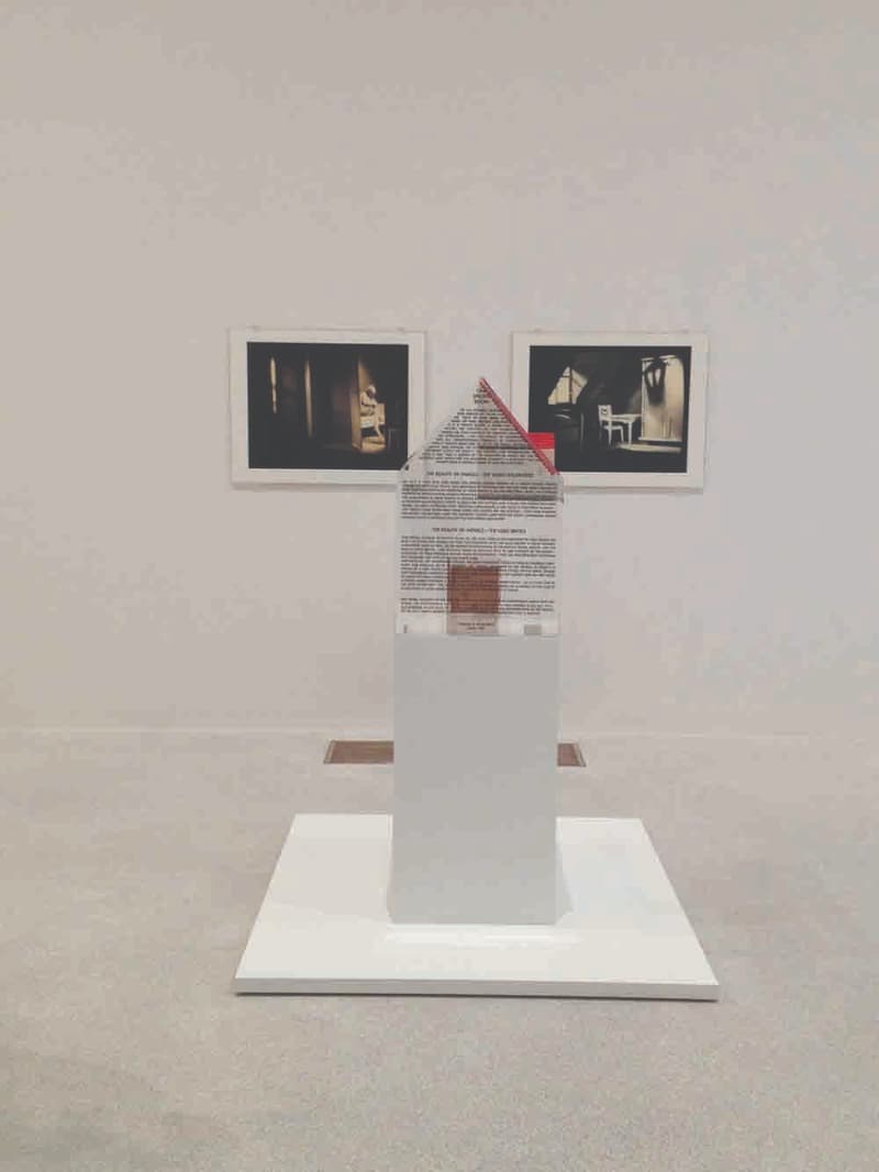 헤르조그 & 드 뫼롱(Herzog & de Meuron) Lego House: One Specific Room · 아크릴, 종이, 박인쇄, 나무, 천, 레고조각(438개), 이미지(영상 스틸 이미지 2점) · 75 x 72 x 48 cm · 1984 © Jacques Herzog und Pierre de Meuron Kabinett, Basel, 2021 (이미지 제공 =송은) · Herzog & de Meuron  Lego House: One Specific