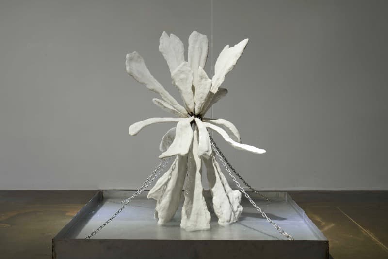 유지오, D₂ · Resin, Chain, Stainless steel, Hose, Underwater motor, Water · 180x180x164cm · 2021 (이미지 제공 = 유아트스페이스) · Ji O Yoo, D₂ · Resin, Chain, Stainless steel, Hose, Underwater motor, Water