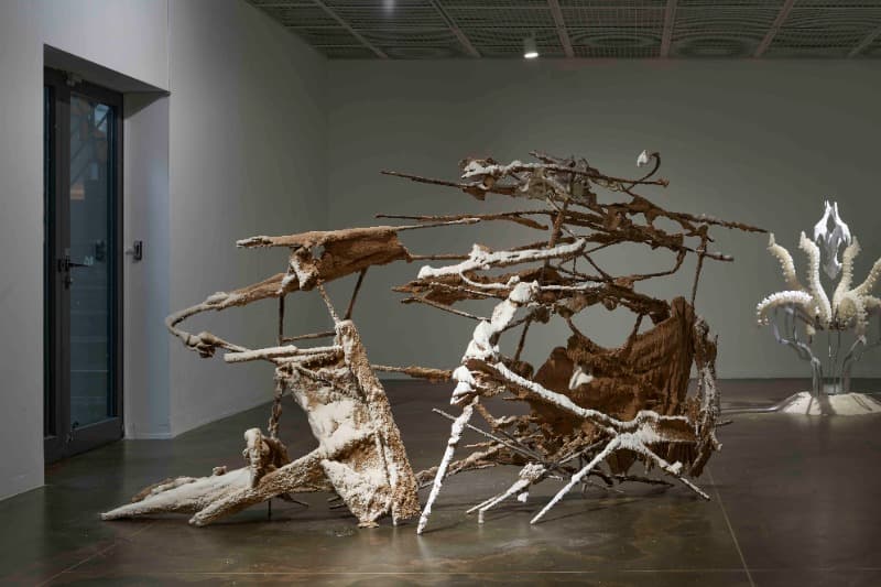 임재균, fickle-side down · Wood powder, Plaster powder, Iron powder, Insert nuts, Iron, Urethane, Epoxy · 82x291x165cm · 2021 (이미지 제공 = 유아트스페이스) · Jaegyun Lim, fickle-side down · Wood powder, Plaster powder, Iron powder, Insert nuts, Iron, Urethane, Epoxy