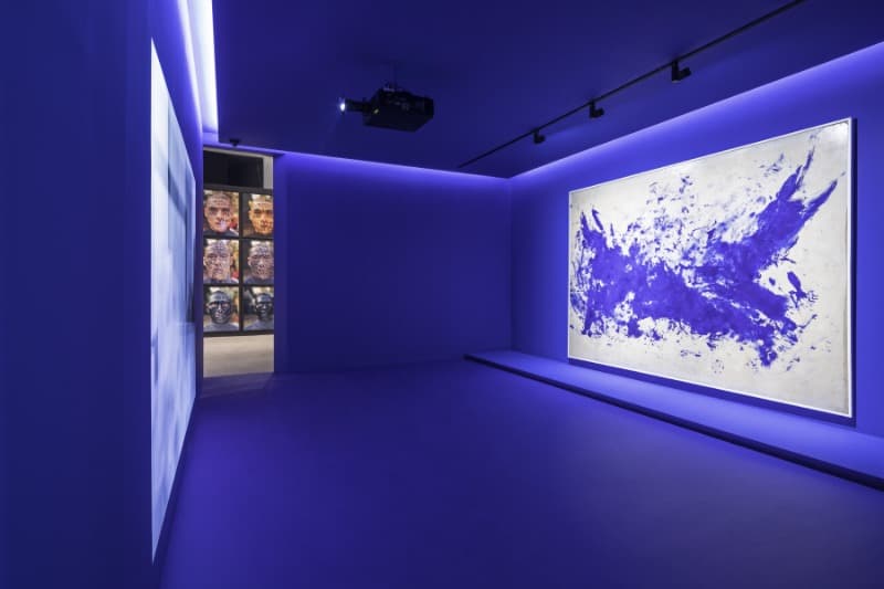 이브 클렝, <대격전 (ANT103)> · 캔버스에 덧댄 종이 위에 IKB 물감 채색 · 286 x 371 cm · 1961 리움미술관 소장 © The Estate of Yves Klein c/o ADAGP, Paris · Yves Klein, The Big Battle (ANT103)