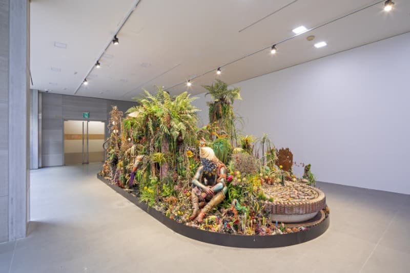 막스 후퍼 슈나이더, <환승역> · 혼합재료 · 344.2 x 292.1 x 675.6 cm · 2019 © Max Hooper Schneider, Courtesy of High Art, Paris and Maureen Paley, London · Max Hooper Schneider, Transfer Station · Mixed media