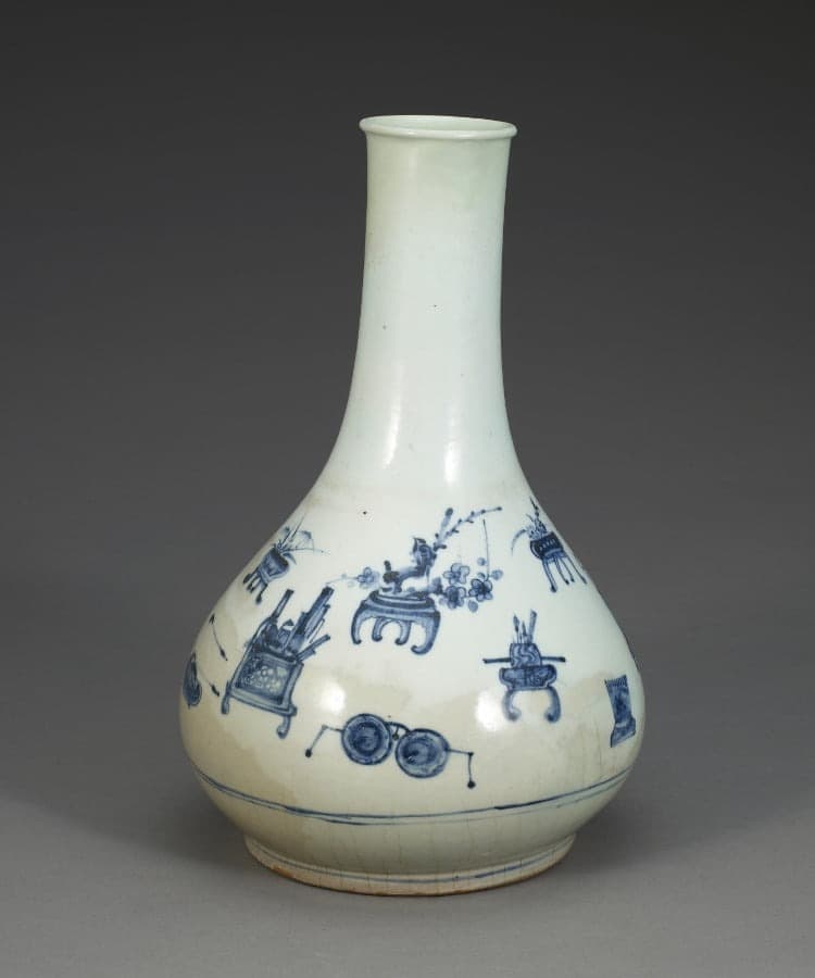 백자청화 기명절지문 병 · 높이 31.9㎝ / 입지름 6.5㎝ · 서울역사박물관 · Blue and White Porcelain Bottle with Vessel and Brush Design