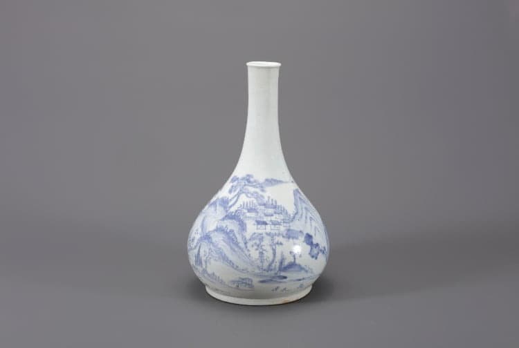 백자청화 산수문 병 · 높이 31.0㎝ / 굽지름 14.0㎝ · 부산박물관 · Blue and White Porcelain Bottle with Landscape Design