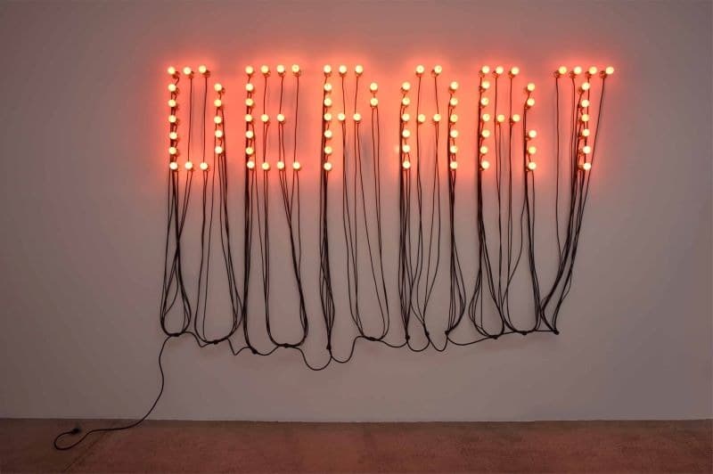 출발(Départ) · 전구(light bulbs) · 130x220cm · 2021 (출처= 부산시립미술관) · Départ · light bulbs
