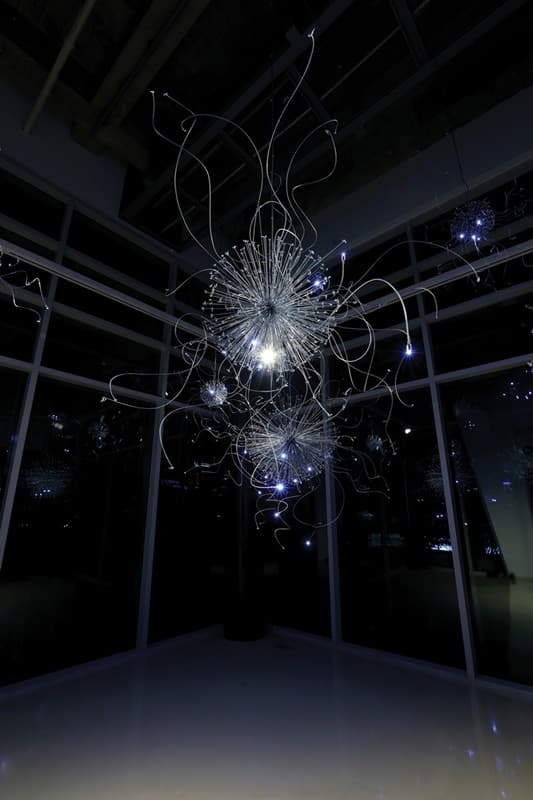 야생 별 Wild Star · 구 지름 25~66cm 8개, 가변설치, 스테인레스 스틸, 레진, 우레탄 도장, LED · 2021 (출처= 봉산문화회관) · Wild Star