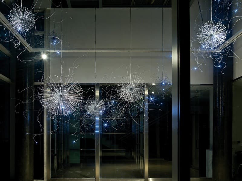 야생 별 Wild Star · 구 지름 25~66cm 8개, 가변설치, 스테인레스 스틸, 레진, 우레탄 도장, LED · 2021 (출처= 봉산문화회관) · Wild Star