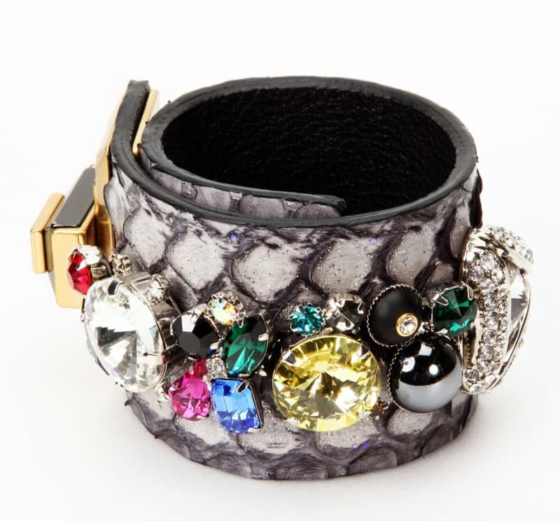 leather bracelet · crystal,metal,leather · 19cm long · 2016 (이미지 제공 = 스페이스엄) · leather bracelet · crystal,metal,leather