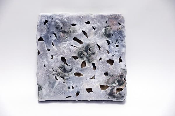 성장의 외피(Integument of growth) · paperclay · 43x43x8cm · 2021 (출처= 갤러리도스) · Integument of growth · paperclay