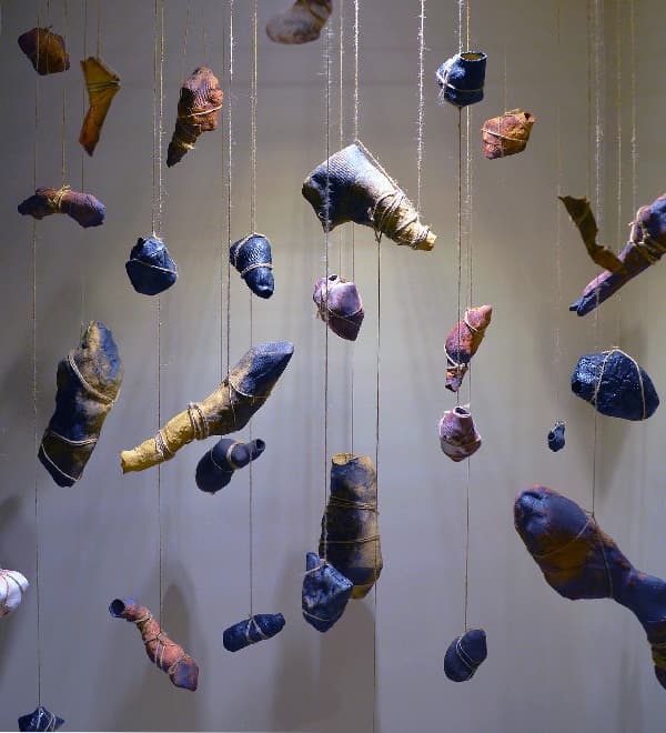 따로 떨어져(Apart) · stoneware · 가변크기 · 2019-2020 (출처= 갤러리도스) · Apart · stoneware