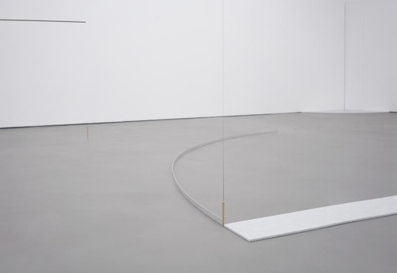 Room Drawing (object) #5 · 유리, 비즈, 실, 낚싯줄, 체인, 연필선, 나무, 철사, 펠트, 페인트, 알루미늄, 황동, 추 · 가변크기 · 2021 (이미지 제공 = 두산갤러리) · Room Drawing (object) #5