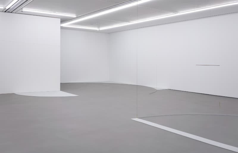 Room Drawing (object) #5 · 유리, 비즈, 실, 낚싯줄, 체인, 연필선, 나무, 철사, 펠트, 페인트, 알루미늄, 황동, 추 · 가변크기 · 2021 (이미지 제공 = 두산갤러리) · Room Drawing (object) #5