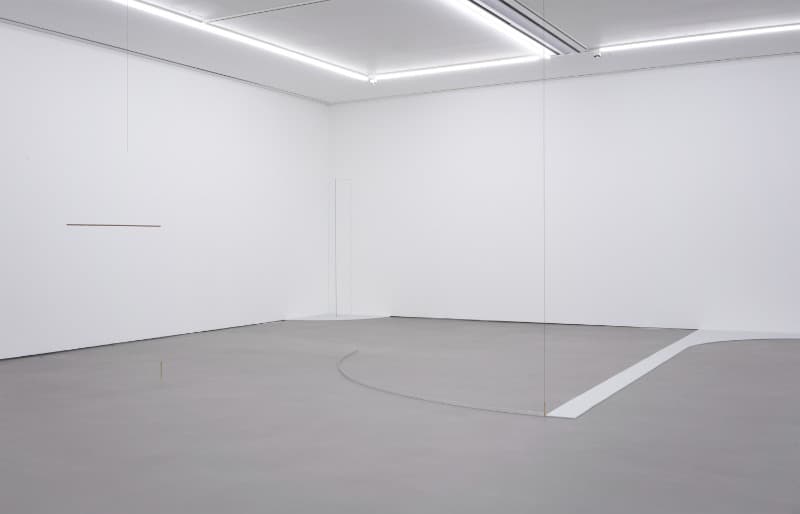 Room Drawing (object) #5 · 유리, 비즈, 실, 낚싯줄, 체인, 연필선, 나무, 철사, 펠트, 페인트, 알루미늄, 황동, 추 · 가변크기 · 2021 (이미지 제공 = 두산갤러리) · Room Drawing (object) #5