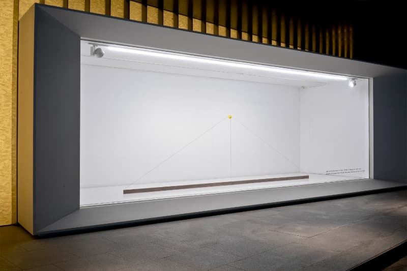 Line Sculpture (object) #2 · 나무, 유리, 끈, 라텍스 공 · 145 x 480 x 65cm · 2021 (이미지 제공 = 두산갤러리) · Line Sculpture (object) #2