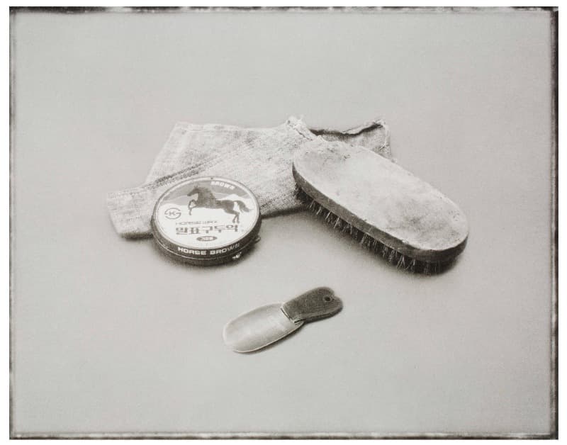 아버지의 손길 #7 · Monochrom Gum Bichromate Print · 25.4 x 20.3cm · 2021 (이미지 제공 = 갤러리 너트) · Monochrom Gum Bichromate Print