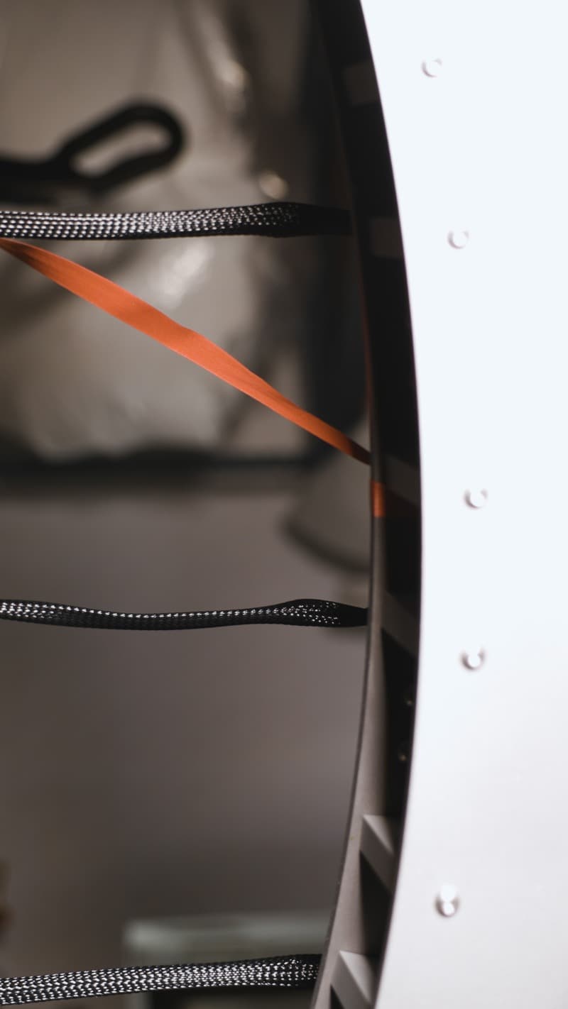 화성인의 날개 · 로봇 움직임, 철제 구조물, LED DMX, 사운드 · 4000x4000x200cm · 2021 (이미지 제공 = 대안공간루프) · Martien Wing
